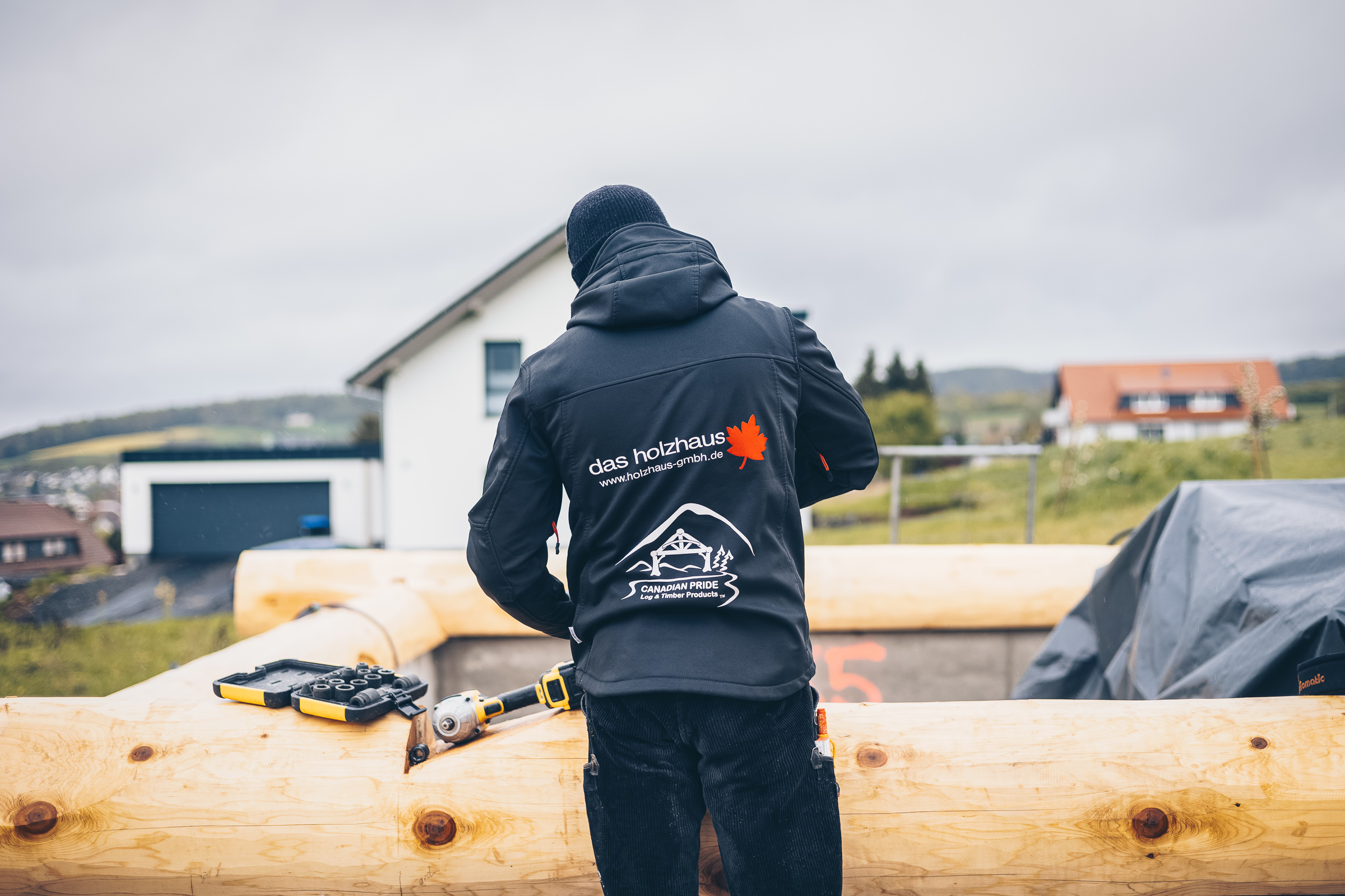 Handwerker beim Bau eines Blockhauses aus Canadian Timber