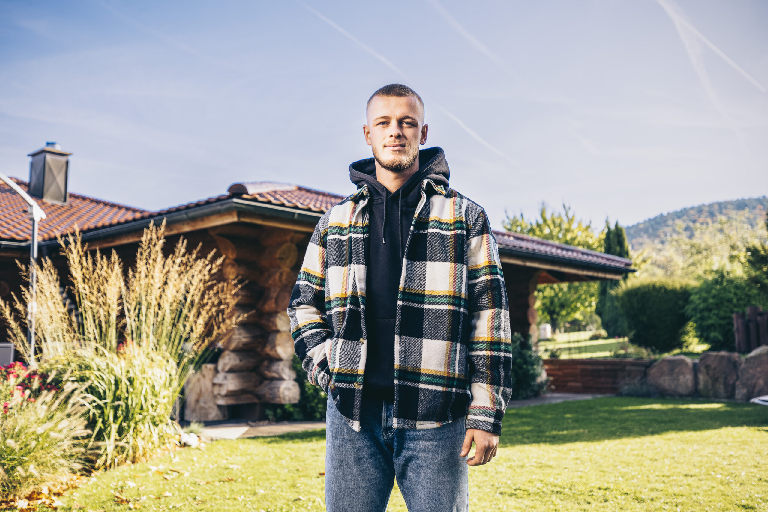 Mitarbeiter der das holzhaus GmbH vor einem Blockhaus